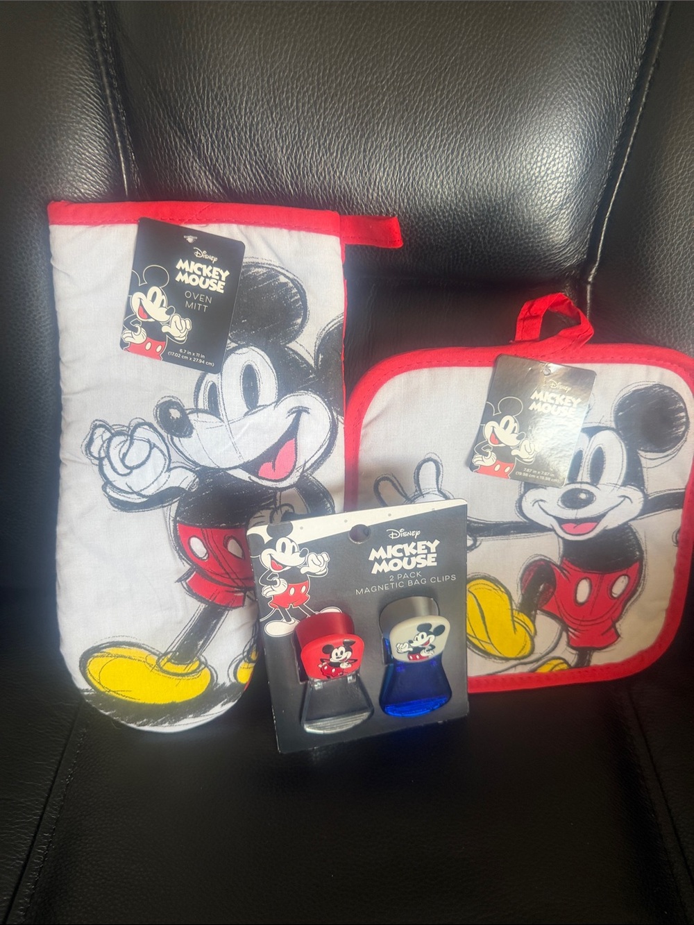 Mickey Mouse Oven Mitt, Pot Holder & Magnetic Bag Clips—Brand new